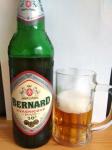 Bernard Kvasnicove pivo 10°,  lahev a sklenice